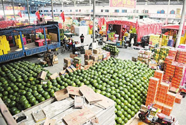 太原河西农副产品批发市场水果交易区繁忙景象